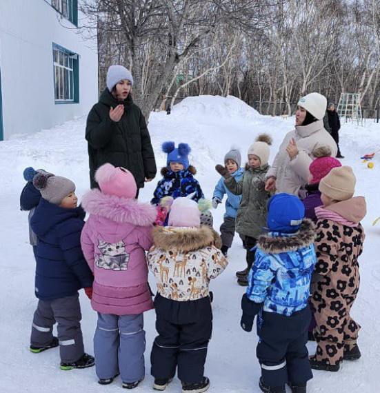 Студенты педагогического колледжа на практике.