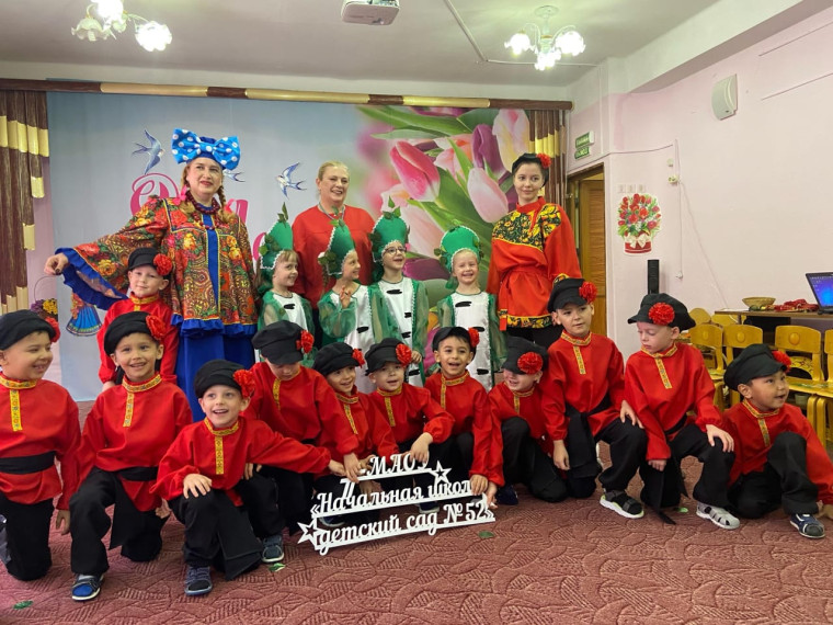 Слушай наши песенки, мамочка любимая!.
